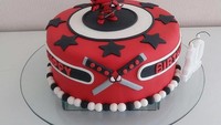 @cupcakesdabianca membuat kue Deadpool unik. Ada sosok Deadpool mini yang bertengger di atas kue. Tak tega motong jadinya!
