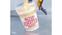 Ini Pose keren X-Man, ketika meracik mie ramen instan dengan udang yang melayang di udara. Foto: Instagram @hot.kenobi