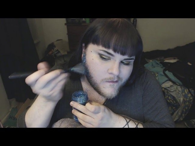 Namun belakangan Nova Galaxia memutuskan untuk membiarkan janggut tumbuh bahkan berani tampil sebagai vlogger kecantikan. Foto: Dok. Facebook