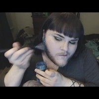 Namun belakangan Nova Galaxia memutuskan untuk membiarkan janggut tumbuh bahkan berani tampil sebagai vlogger kecantikan. Foto: Dok. Facebook