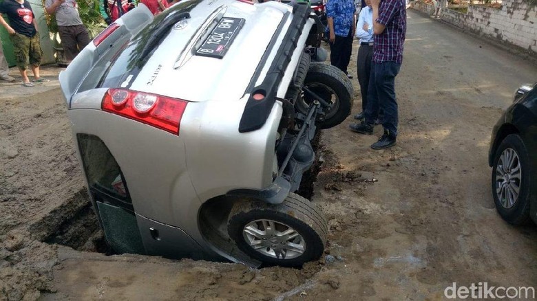 Lubang Menganga Bikin Mobil Mau Parkir Malah Celaka Lubang Menganga Bikin Mobil Mau Parkir Malah Celaka