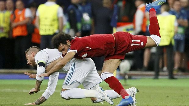 Mohamed Salah mengalami cedera bahu kiri usai ditarik bek Real Madrid, Sergio Ramos.