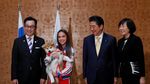 Foto: PM Jepang Bawa Anak Anjing Akita ke Rusia