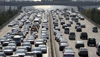Beijing, China, pada Agustus 2010, mengalami kemacetan yang berlangsung 12 hari dengan mobil membentang lebih dari 100 km. Kemacetan yang berlarut-larut pun dimanfaatkan pedagang makanan yang mematok harga lebih tinggi di atas harga pasaran. Istimewa/alltop9.com