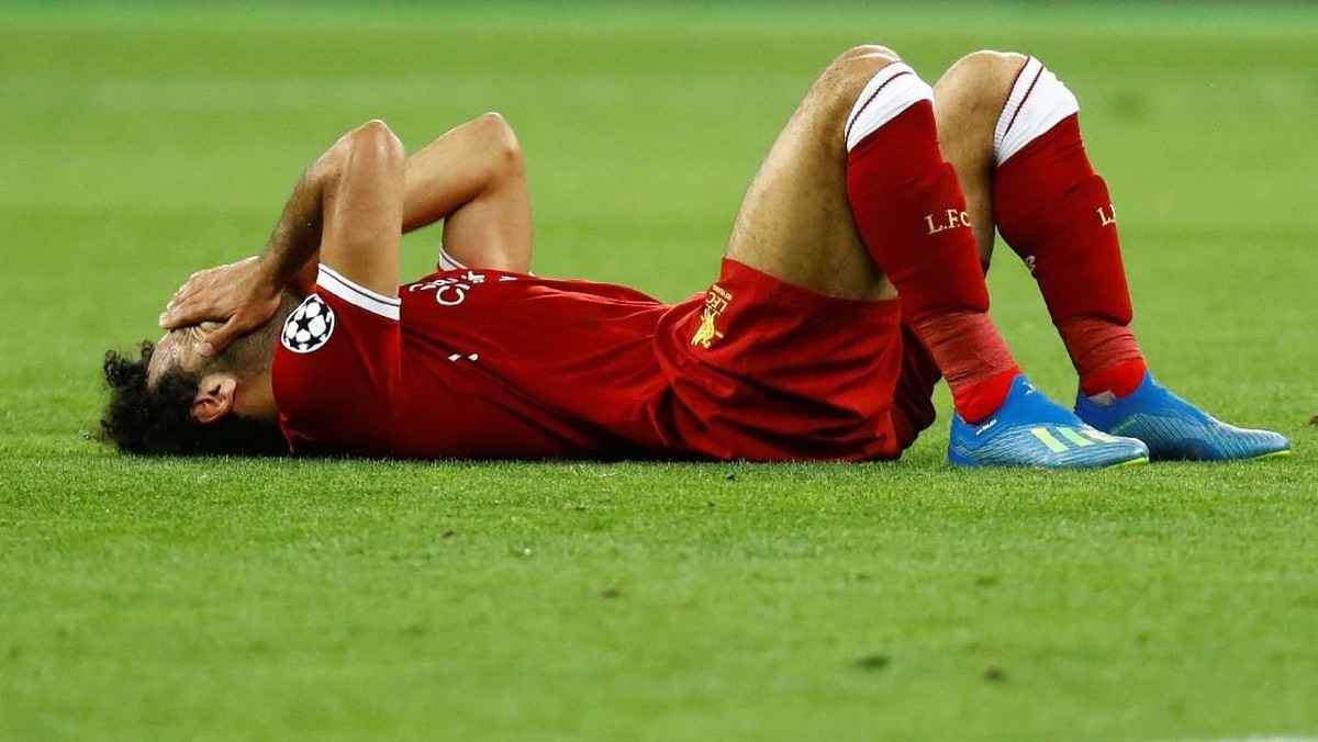 Mohamed Salah cedera di final Liga Champions 2018 (REUTERS/Kai Pfaffenbach)