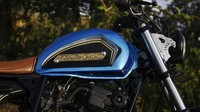 Cover tangki dicat warna biru, kontras dengan joknya. Foto: Hendri Surya Wibowo