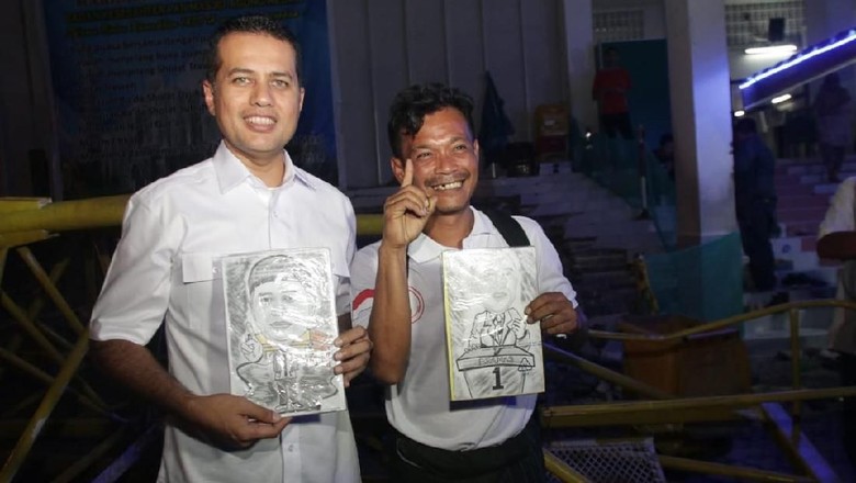 Seniman Jalanan Ini Hadiahi Cawagub Ijeck Lukisan Seniman Jalanan Ini Hadiahi Cawagub Ijeck Lukisan