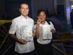 Seniman Jalanan Ini Hadiahi Cawagub Ijeck Lukisan