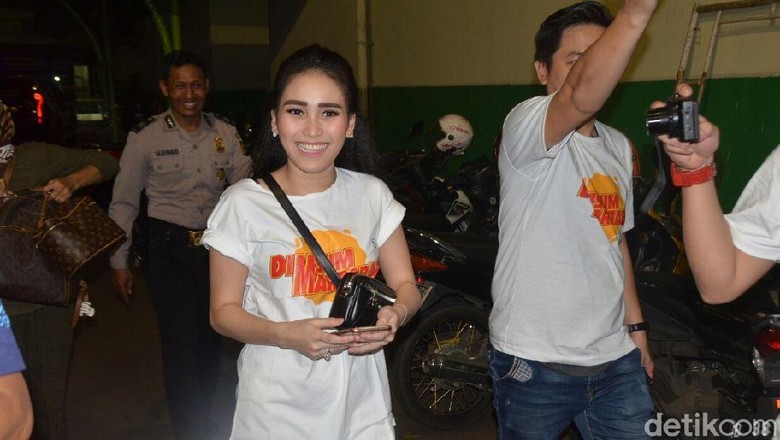Kata Raffi ke Ayu Ting Ting: Perempuan Itu Jangan Taruhan Tapi Ditaruhkan Kata Raffi ke Ayu Ting Ting: Perempuan Itu Jangan Taruhan Tapi Ditaruhkan