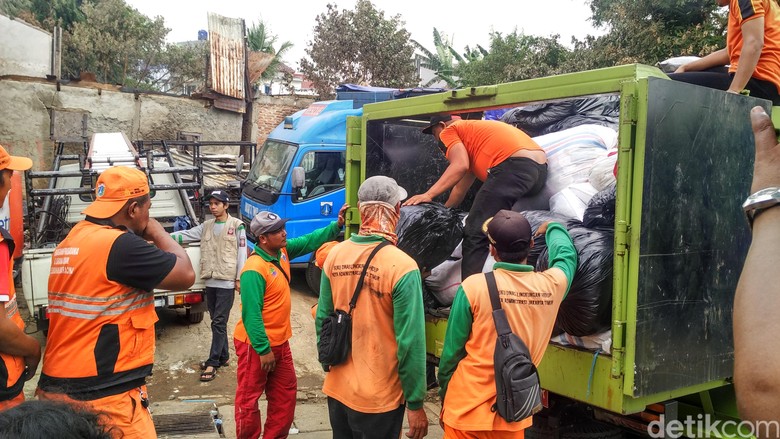 Bantuan untuk Korban Kebakaran di Bidara Cina Terus Berdatangan Bantuan untuk Korban Kebakaran di Bidara Cina Terus Berdatangan