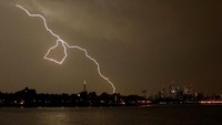 Presenter BBC Weather, Tomasz Schafernaker menyebut badai ini sebagai mother of all thunderstorms (ibu dari segala badai petir) saat dia menyaksikannya dari London.