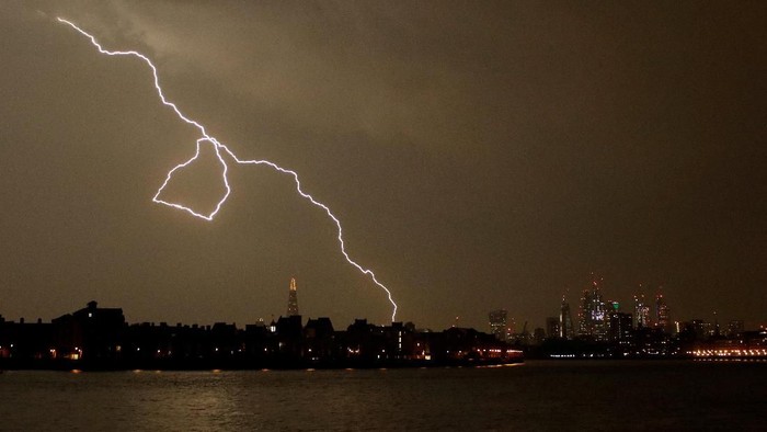 Petir menyambar di langit London. Foto: Reuters Petir menyambar di langit London. Foto: Reuters