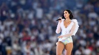 Ia menyanyikan sejumlah lagu hits miliknya seperti New Rules, IDGAF, One Kiss, dan Be The One. Foto: Getty Image