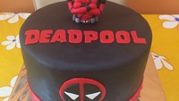 Mirip dengan sebelumnya, @jelenadobrosavljevic85 membuat kue Deadpool dengan karakter yang diperankan Ryan Reynolds ini. Fondant jadi bahan utama pembuatan kue.