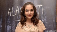 Penampilannya tampak anggun. Steffie menambah aksen dewasa dengan gelang emas dan jam tangan. Foto: (Noel/detikhot)