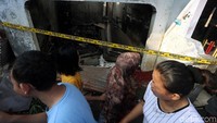 Saat ini, para warga tampak berkumpul di sekitar lokasi kebakaran. Kebanyakan dari mereka tak sempat menyelamatkan barang-barang saat kebakaran terjadi.