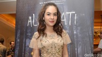 Stefhanie Zamora tampak dewasa saat hadir di acara screening film terbarunya belum lama ini. Foto: (Noel/detikhot)