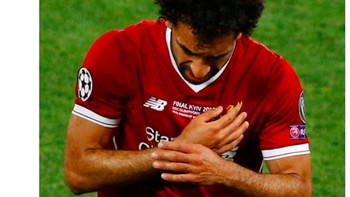 Mo Salah harus mengakhiri laga lebih awal karena cedera. Ia pun terancam absen di Piala Dunia nanti. Foto: Istimewa/Twitter