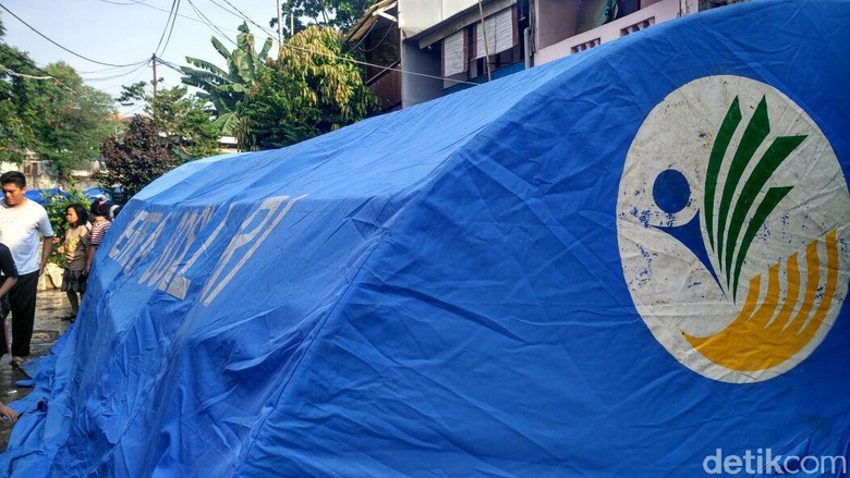 Tenda Pengungsi Didirikan di Permukiman Bidara Cina yang Terbakar Tenda Pengungsi Didirikan di Permukiman Bidara Cina yang Terbakar
