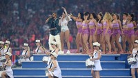 Dua Lipa juga berdue dengan Sean Paul di lagu No Lie. Foto: Getty Image