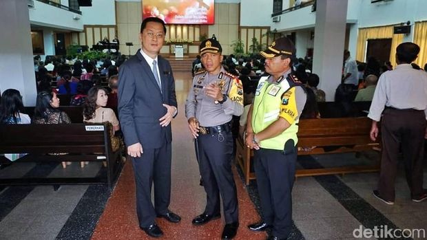 Kapolrestabes Surabaya pantau pengamanan gereja/