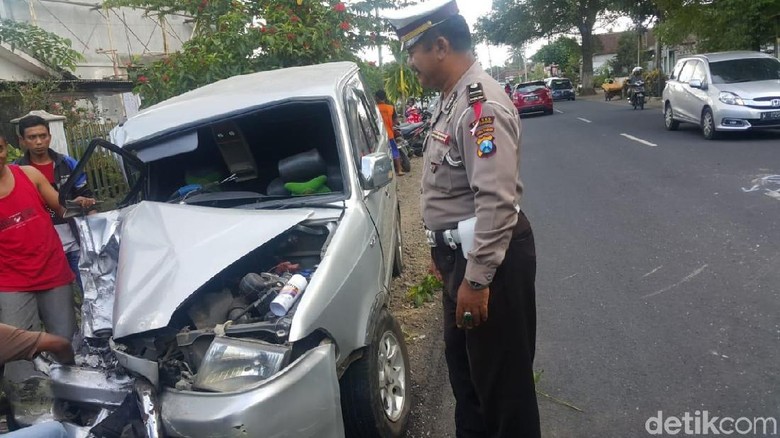 Mobil Kijang Kecelakaan Adu Jangkrik dengan Truk di Banyuwangi