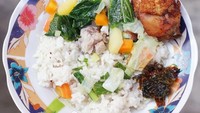 Nasi hangat yang disiram dengan sayur sop memang nikmat dipadu dengan sambal terasi dan ayam goreng. Selamat sahur! Foto: Instagram @masclink_kulineran