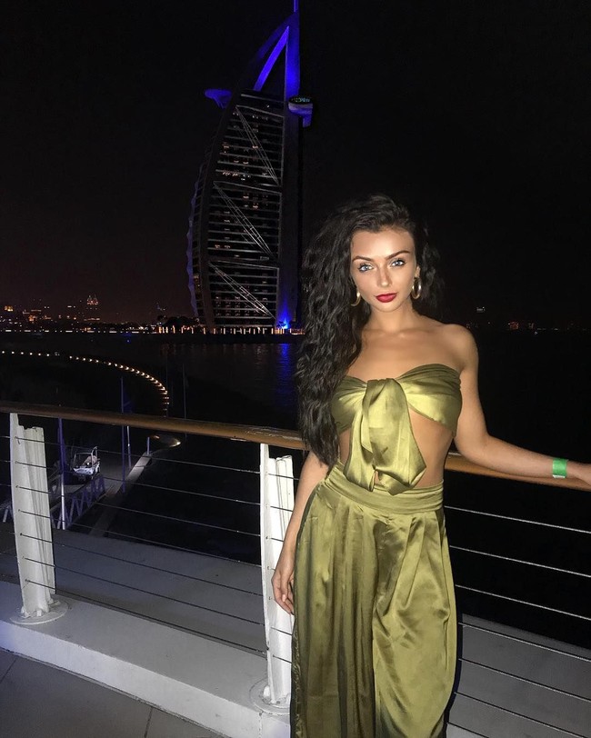 Wanita 22 tahun ini juga bercerita kalau dadanya terasa sesak. Nggak terlalu sakit tapi rasanya ada seseorang yang menduduki dada kamu, kamu tidak bisa bernapas dengan benar, jadi agak tidak nyaman, curhatnya. Foto: Instagram/@kadymcdermott