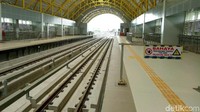Selama perjalanan, kereta melaju santai di atas jalur Zona V yang berada tepat di sebelah kompleks olahraga Jakabaring Sport City (JSC).