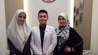 Wih banyak banget ya rekan artis yang jadi pasiennya dr Rocky. (Foto: Instagram/rockychua87)
