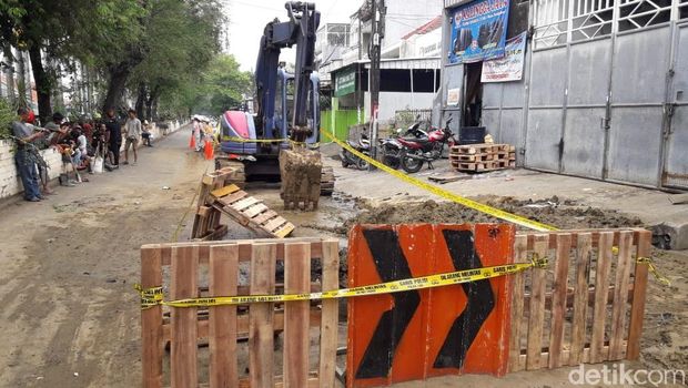 Lubang lokasi mobil nyemplung dipasangi kayu sebagai penanda