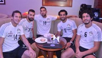 Jadi salah satu pesepakbola muslim yang bersinar di Eropa. Ini gaya Salah ketika sedang makan bersama teman satu timnya di Liverpool. Foto: Instagram @mosalah