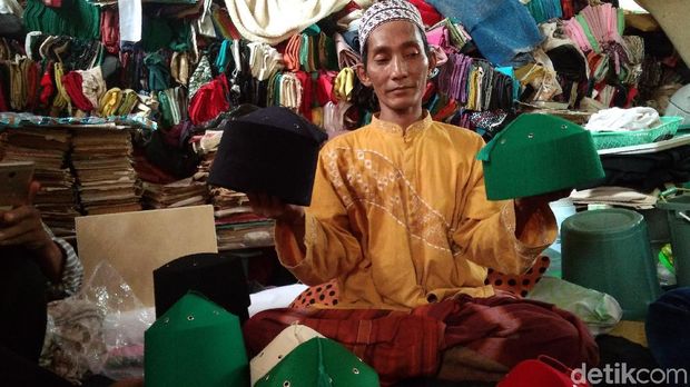Perajin Peci Sufi Cirebon Banjir Pesanan Saat Ramadan