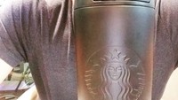 Love my tumbler...thnx dear love, tulis Arik di foto ini. Wah, kira-kira tumbler kopinya dari Vonny bukan ya? Foto: Instagram ariksyach
