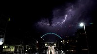 Begini penampakan petir yang menyambar di langit di atas Stadion Wembley