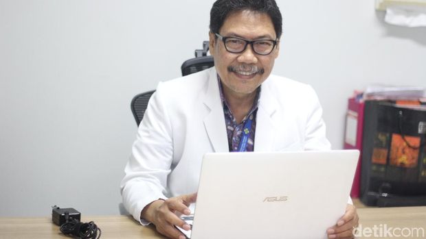 Sehari-hari dr Agus bekerja sebagai dokter paliatif, dokter yang menangani pasien-pasien penyakit kronis stadium akhir.