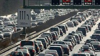 Jerman, pada April 1990, dengan Tembok Berlin yang baru saja jatuh, ditambah liburan Paskah membuat orang-orang tumpah ruah di jalan. Diperkirakan mencapai 18 juta mobil di jalan raya. Istimewa/alltop9.com