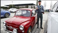 Mobil itu didapatkannya sebagai hadiah dari saudaranya Rene Ramos. Mobil itu adalah mobil Seat 600. Mobil ini cukup dikenal di jalanan Spanyol terutama pada masa pasca Perang Dunia. Foto: Instagram/Sergio Ramos