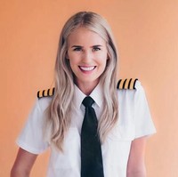 Maria kini sudah bekerja selama tiga tahun sebagai pilot maskapai komersil. Ia pun terus mengajak wanita untuk berani menggapai cita-citanya meski sering diremehkan. Foto: Dok. Instagram