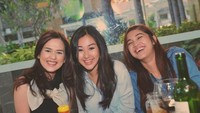  Bersama Cut Meyriska dan Raya Kitty, Kathy terlihat asyik makan siang bareng dengan kedua lawan mainnya di sinetron. Foto: Instagram @kathyindera