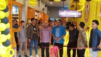 Peresmian kafe ini secara simbolis dilakukan Kapolda Sumatra Utara, Irjen Pol Paulus Waterpaw dan Walikota Medan, Dzulmi Eldin disaksikan Gibran, Kaesang dan Bobby Nasution.  Foto: Dok. detikFood
