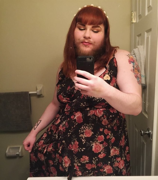 Nova Galaxia kini tak minder dengan keadaannya yang wajahnya dipenuhi dengan janggut. Ia malah percaya diri untuk menjadi seorang beauty vlogger. Dulu dia berteman baik dengan alat cukur, tapi terus-terusan mencukur membuatnya lelah. Setelah mencoba tampil dengan bulu-bulunya, ia merasa hidupnya baik-baik saja. Selama menumbuhkan janggutnya, Nova menemukan jika kebanyakan orang ternyata tidak peduli dengan kondisinya. Kalau pun mereka peduli, orang-orang cenderung lebih positif dan suportif. Foto: Dok. Facebook