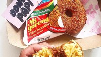 Ini dia donat yang sedang hits. Ya, donat mie goreng! Dibuat dari mie goreng instan yang dicetak seperti donat serta dibalut telur dan tepung panir lalu digoreng.  Foto: Instagram Indomieau