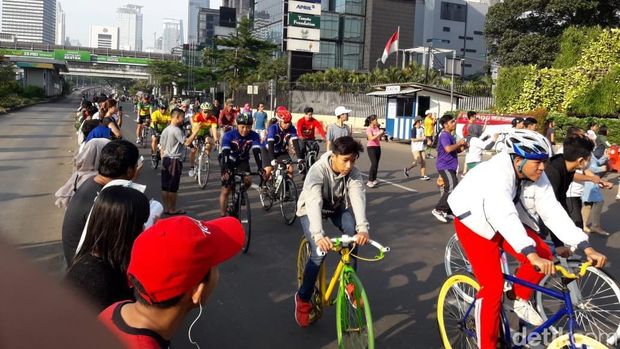 Ada yang bersepeda ria di CFD.