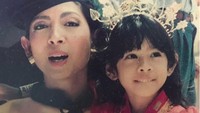 Belum lama ini Dian Sastro mengunggah foto masa kecilnya di instagram. Menurut Dian, foto ini diambil ketika ia menemani sang ibu di momen kelulusan. Foto: (instagram Dian Sastro)