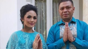 Namun ada pula netizen yang iseng meminta maaf dengan foto diva Krisdayanti bersama suaminya, Raul Lemos. Foto: Istimewa/Twitter