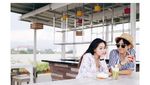 Ini Gaya Kathy Indera, Pacar Baru Young Lex Saat Makan Es Krim dan Ngemil