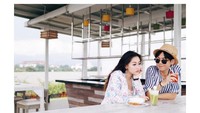 Wah, ini pose melamun dari Kathy ketika sedang makan bareng temannya. Kira-kira sedang memikirkan Young Lex, bukan ya? Foto: Instagram @kathyindera