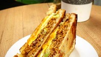 Sandwich isi daging ayam atau smoked beef sudah biasa. Ini dia yang sandwich yang spesial. Isinya Indomie goreng dan telur dadar setengah matang. Yummy!  Foto: Instagram Indomieau