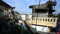 Rumah berlantai dua itu berada hampir di ujung gang Jl Kebun Sayur 2.